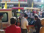 mayat-pria-di-kantor-golkar-padang-dinaikkan-ke-atas-ambulans.jpg