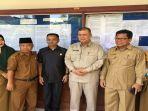 nasrul-abit-bersama-kepala-sekolah-smk-n-9-padang-dalam-peninjauan-pelaksanaan-unbk-2019.jpg