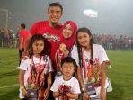 okie-agustina-bersama-gunawan-dan-anak-anaknya.jpg