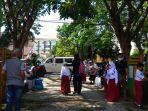orangtua-ramai-antar-jemput-anaknya-ke-sekolah-senin-4102021.jpg