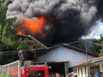 pabrik-karet-terbakar-di-Kota-Padang-1852025.jpg