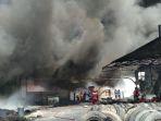 pabrik-pengolahan-ban-bekas-di-kota-pekanbaru-terbakar.jpg
