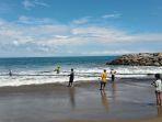 para-nelayan-di-pesisir-pantai-purus-kota-padang-menangkap-ikan.jpg