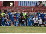 para-pemain-dan-tim-pelatih-persib-bandung-merayakan-kemenangan-atas-persipura.jpg