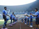 para-pemain-persib-bandung-melakukan-peregangan-dengan-bola.jpg