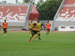 para-pemain-semen-padang-fc-sedang-melakukan-uji-coba-lapangan-di-stadion-jakabaring.jpg