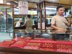 pedagang-emas-di-Pasar-Raya-Padang-28102025.jpg