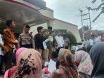pedagang-kaki-lima-gelar-gelar-demo-di-depan-gedung-dewan-perwakilan-rakyat-daerah.jpg