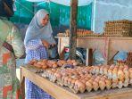 pedagang-telur-ayam-ras-di-Pasar-Pariaman-sedang-melayani-pembelinya-Rabu-162022.jpg
