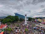pelataran-Jam-Gadang-dipenuhi-oleh-wisatawan.jpg