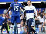 pelatih-chelsea-frank-lampard-menyalami-bek-timnya-kurt-zouma.jpg