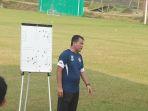 pelatih-kepala-semen-padang-fc-syafrianto-rusli-saat-memberikan-arahan.jpg