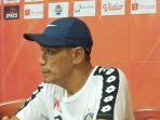 pelatih-kepala-semen-padang-fc-weliansyah-usai-laga-versus-persela-lamongan.jpg