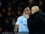 pelatih-manchester-city-pep-guardiola-kanan-berbicara-dengan-raheem-sterling.jpg
