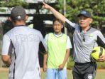 pelatih-persib-b-liestiadi-saat-memimpin-latihan.jpg