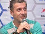 pelatih-persib-bandung-miljan-radovic-saat-diwawancarai-pada-sesi-konferensi-pers.jpg