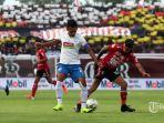 pemain-bali-united-stefano-lilipaly-kanan-berebut-bola-dengan-pemain-psis-semarang.jpg