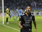 pemain-persib-bandung-esteban-vizcarra-merayakan-gol.jpg