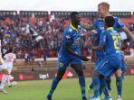 pemain-persib-bandung-saat-pertandingan-melawan-persija.jpg