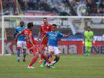 pemain-persib-dedi-kusnandar-kanan-berduel-dengan-bek-persija-rezaldi-hehanussajpg.jpg