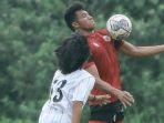 pemain-semen-padang-fc-melindungi-bola-saat-laga-uji-coba.jpg