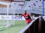 pemain-semen-padang-fc-saat-selebrasi-setelah-mencetak-gol-ke-gawang-babel.jpg