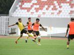 pemain-semen-padang-fc-sedang-melakukan-uji-coba-lapangan-di-stadion-jakabaring.jpg
