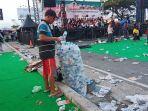 pemulung-di-pantai-padang-setelah-ceramah-ustadz-abdul-somad-kamis-2120202.jpg
