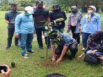 penanaman-pohon-di-kawasan-pantai-air-manis-padang-sabtu-592020.jpg