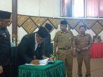 penandatangan-apbd-2020-pada-senin-4112019-di-gedung-dprd-padang.jpg