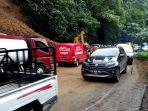 pengendara-saat-melewati-lokasi-terjadinya-longsor-di-jalan-panorama-2-kelurahan-indarung.jpg