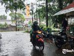 pengendara-sepeda-motor-saat-melewati-hujan-di-kota-padang-sumbar.jpg
