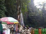 pengunjung-sedang-berfoto-di-air-terjun-lembah-anai-senin-382020.jpg