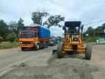 perbaikan-pada-ruas-Jalan-Lintas-Sumatera-Km-3-Pulau-Punjung-Dharmasraya-21102025.jpg