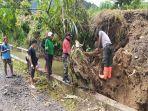 peristiwa-pohon-tumbang-yang-terjadi-di-wilayah-kota-padang-sumatera-barat-senin-2262020.jpg