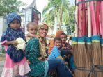 perjuangan-lina-hidupi-2-anak-jual-sapu-lidi-setelah-ditinggal-suami.jpg