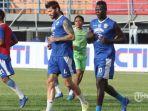 persib-bandung-uji-coba-lapangan-jelang-laga-kontra-borneo-fc_.jpg
