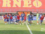 persib-bandung-uji-coba-lapangan-jelang-laga-kontra-borneo-fc_20190423_231623.jpg