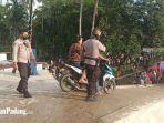 personel-polsek-koto-tangah-saat-membubarkan-warga-yang-mandi-balimau.jpg