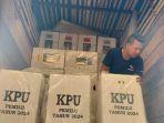 petugas-KPU-Kota-Pariaman-sedang-menyusun-logistik-Pemi.jpg