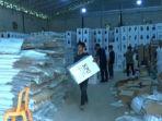 petugas-KPU-Padang-Pariaman-sedang-mengeluarkan-logistik-di-gudang-logistik.jpg