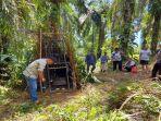 petugas-bksda-resort-saat-memasang-perangkap-besi.jpg