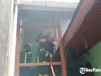 petugas-damkar-padang-saat-memadamkan-kebakaran-rumah-bertingkat.jpg