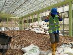 petugas-di-pltbm-berada-di-tumpukan-bambu-kering.jpg