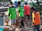 petugas-kebersihan-dinas-pariwisata-dan-kebudayaan-kota-padang-pungut-sampah-di-pantai-padang.jpg