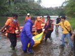 petugas-pada-saat-melakukan-evakuasi-terhadap-sesosok-mayat-yang-ditemukan-mengapung-di-sungai.jpg