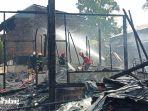 petugas-pemadam-kebakaran-memadamkan-api-di-kelurahan-gurun-laweh.jpg