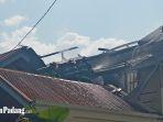 petugas-pemadam-kebakaran-memadamkan-api-di-sebuah-rumah.jpg