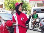 petugas-spbu-pertamina-tengah-melayani-pembeli.jpg
