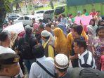 pkl-gelar-demo-di-depan-gedung-dprd-padang-tolak-digusur.jpg